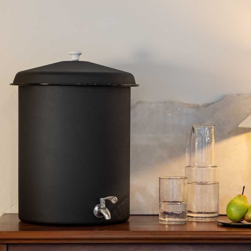 Ecofiltro filtre à gravité argile noir 20L sur plan de cuisine